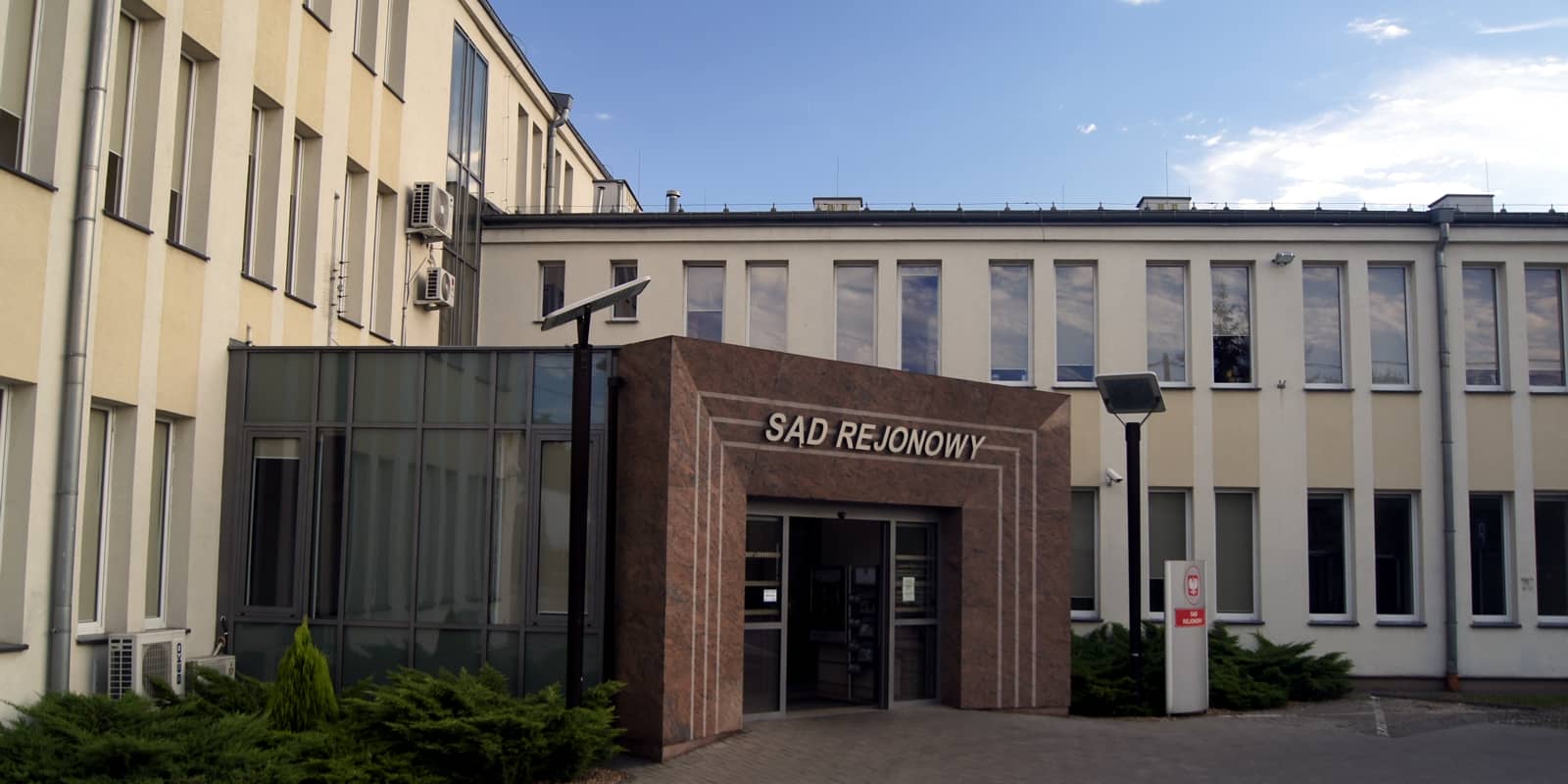 Co robi BEST gdy włączamy się w spór? Oczywiście cofa pozew