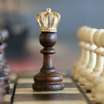 plansza szachowa, szachowy król (pionek) w mini-koronie