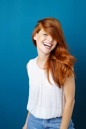 frau mit schönen roten haaren