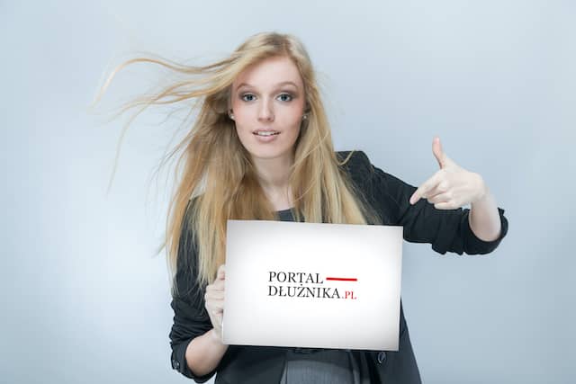 Dziewczyna pokazuje palcem baner Dziewczyna pokazuje palcem baner