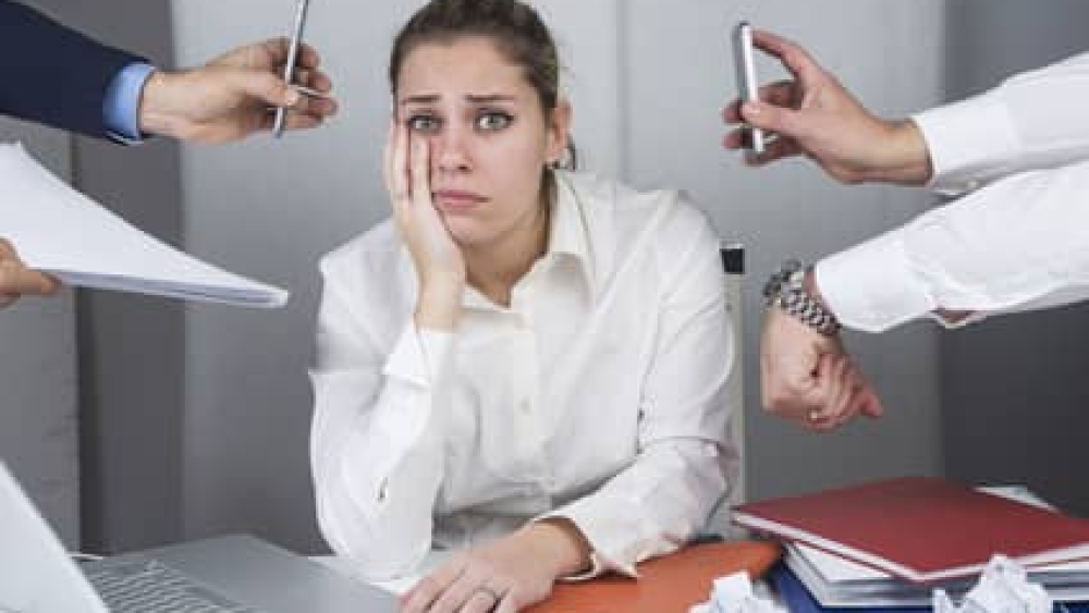 Giovane manager in un momento di stress in ufficio