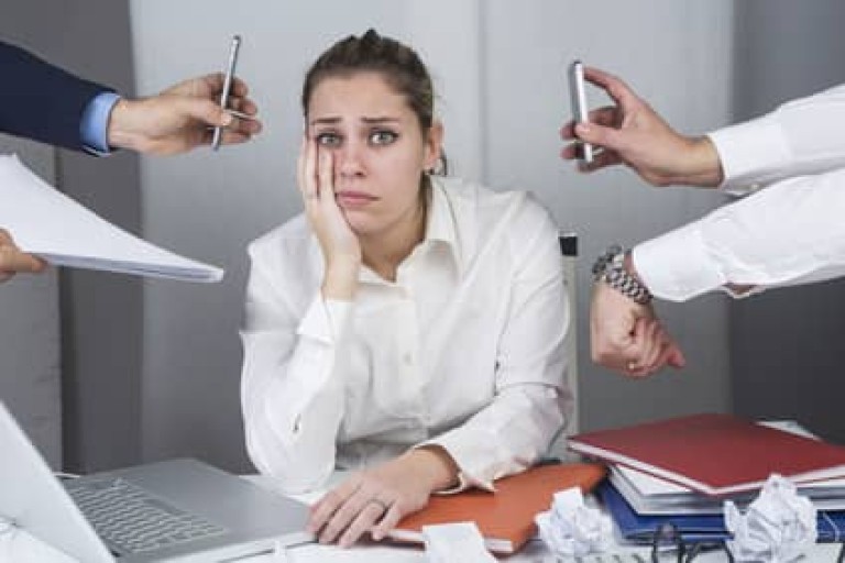 Giovane manager in un momento di stress in ufficio