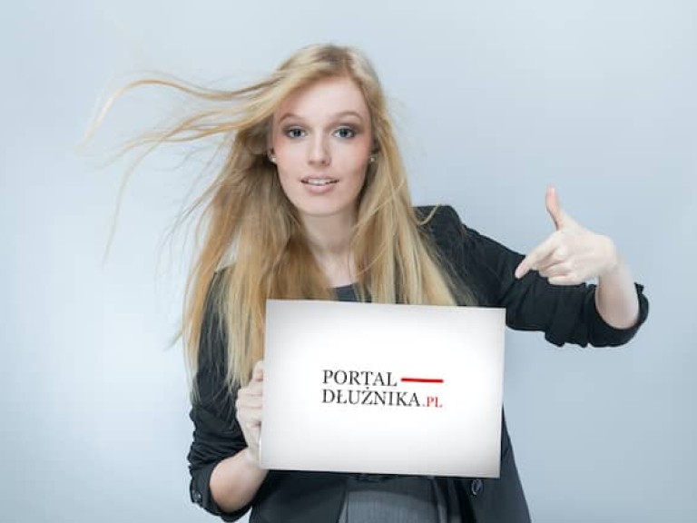 Dziewczyna pokazuje palcem baner Dziewczyna pokazuje palcem baner
