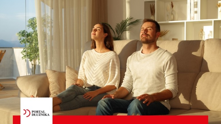 wsparcie dla zadłużonych osób Happy couple relaxing and meditating breathing fresh air