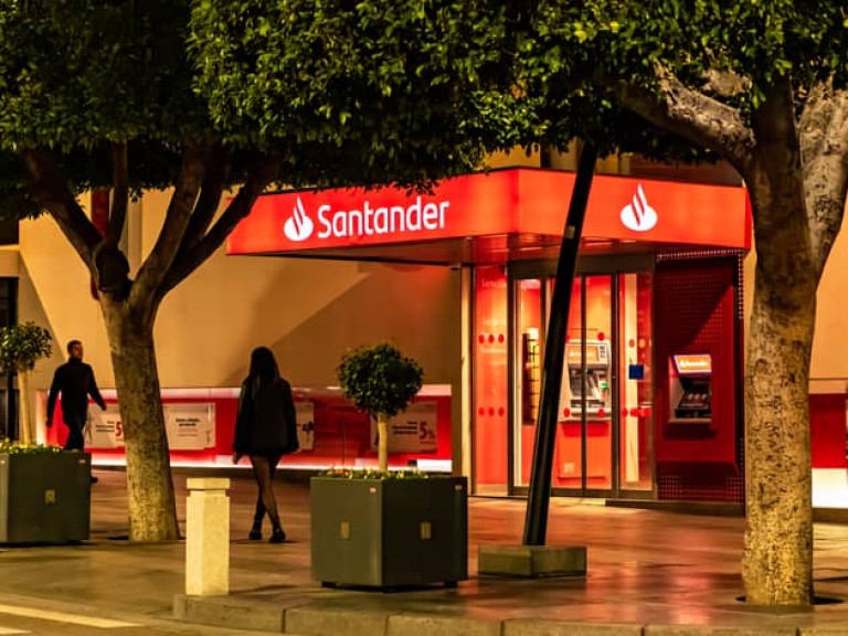 Santander Bank pozywa